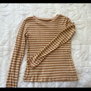 American Eagle long sleeve! Pretty yellow color perfect for fall or spring!
